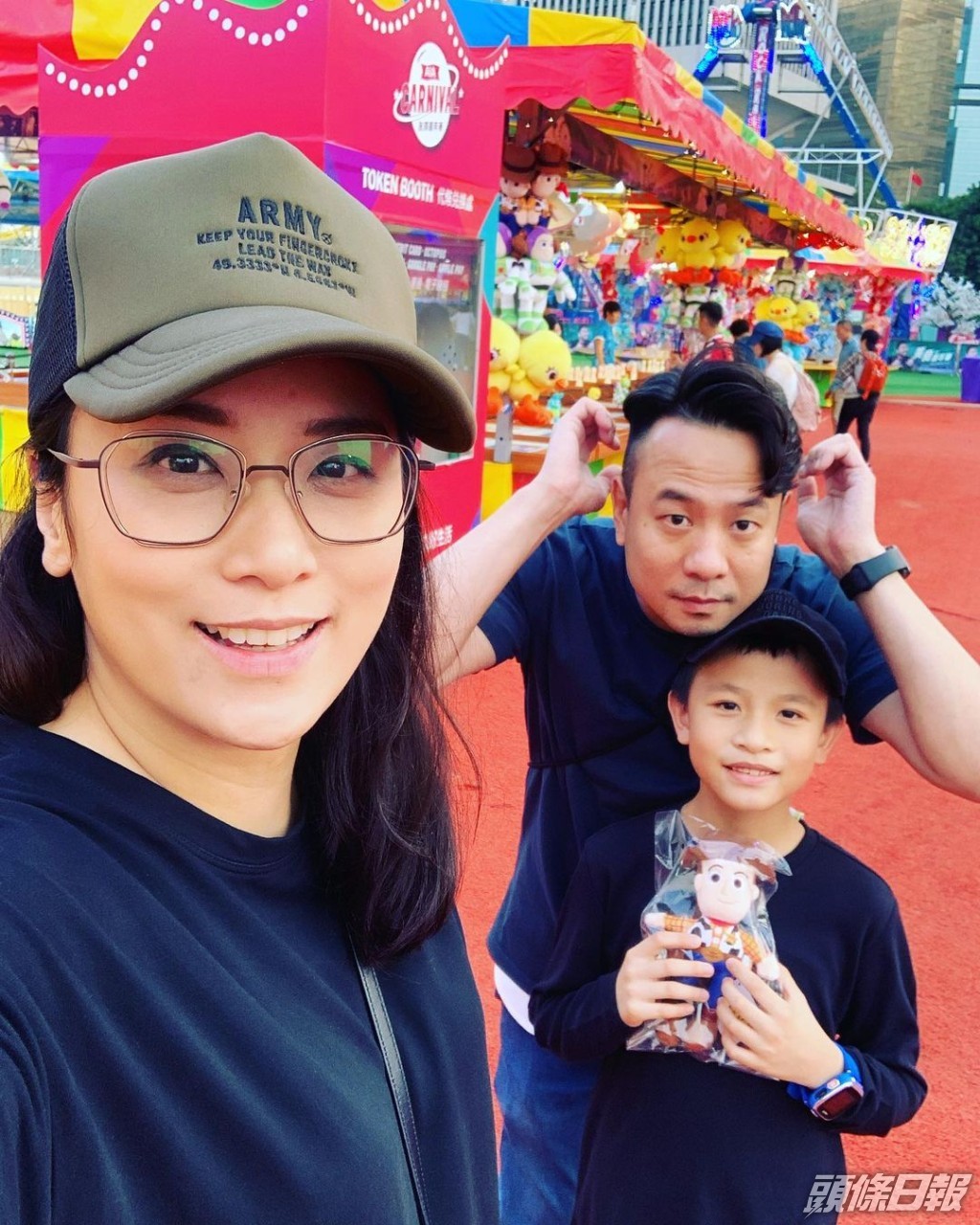 一家三口好溫馨。